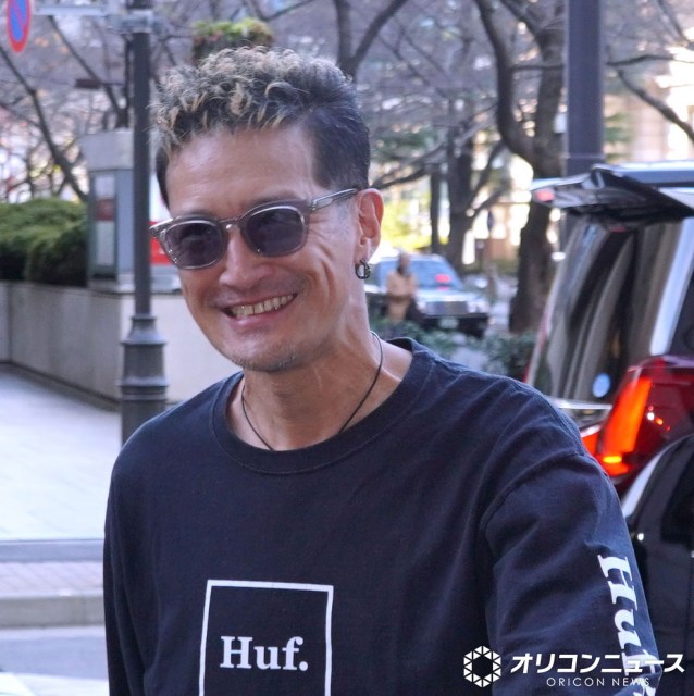 松岡昌宏、公演入り前の取材に「お疲れっす！」と笑顔 通行人にも会釈