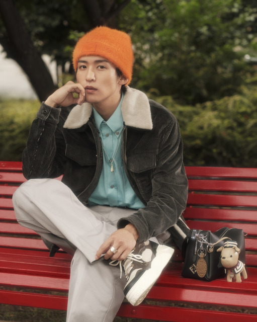 目黒蓮、ホリデーシーズンにFENDIをまとうスペシャルムービー公開 犬形