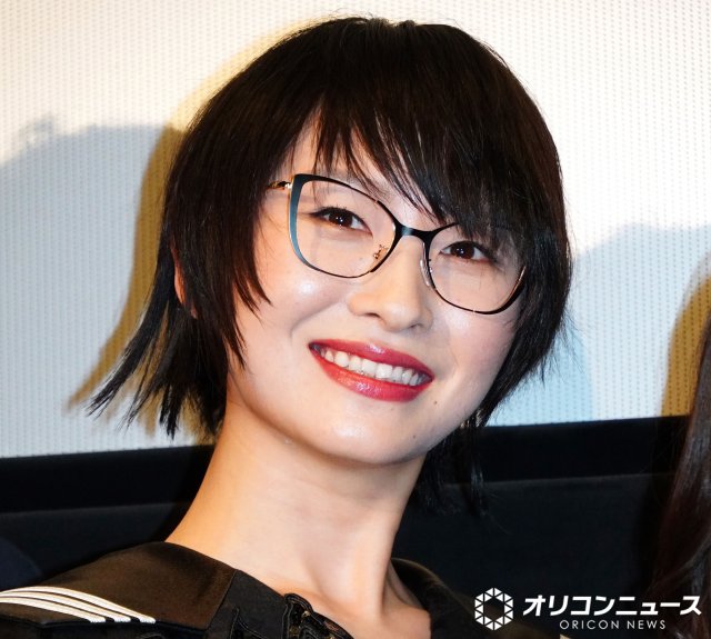 新しい学校のリーダーズ・SUZUKA、メガネを外した写真公開「きゃあ