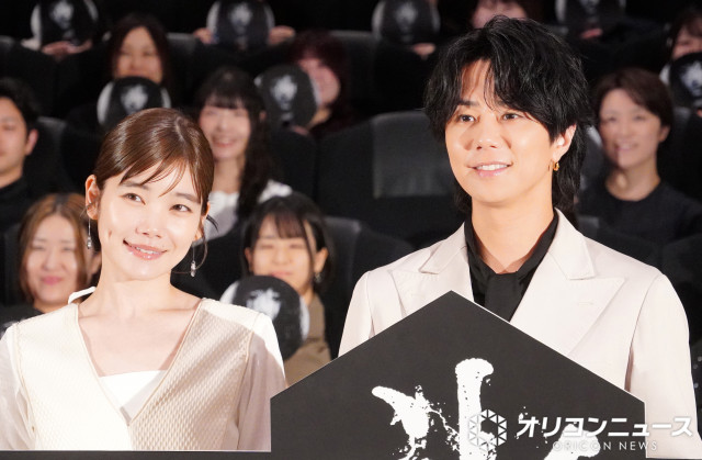 舘ひろし、名古屋凱旋でポップコーン配布 赤エプロン姿でサプライズ