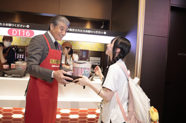 舘ひろし貴重非売品キリンポップ 舘ひろし、名古屋凱旋でポップコーン配布 赤エプロン姿でサプライズ